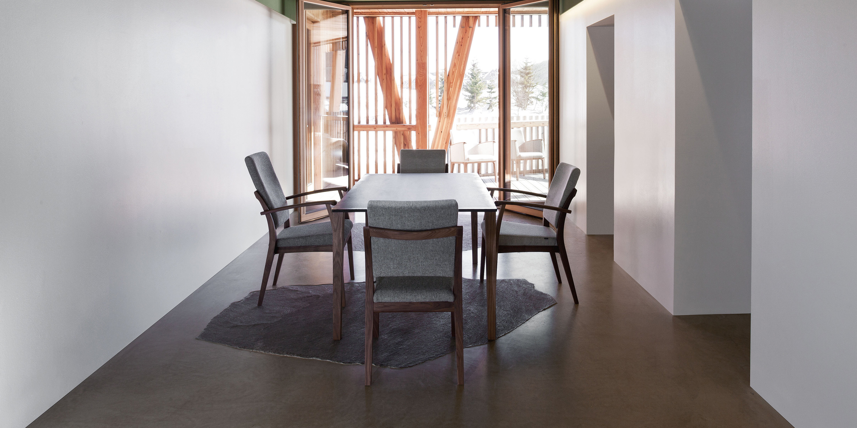 Polstermöbel Mamy als Sessel und Sofas mit Holzarmlehnen und geformter Rückenpolsterung